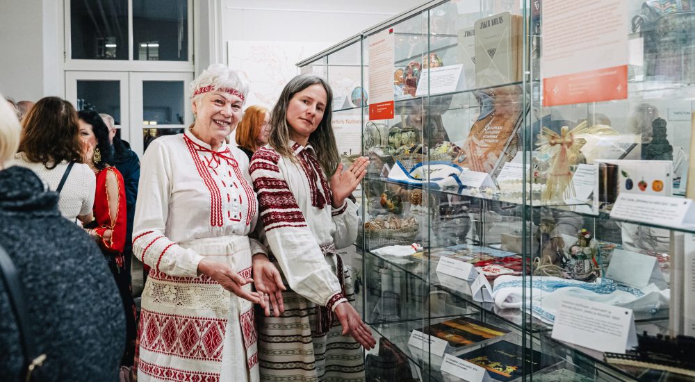 Näituse avamine Tartu linnaraamatukogus Uku Peterson