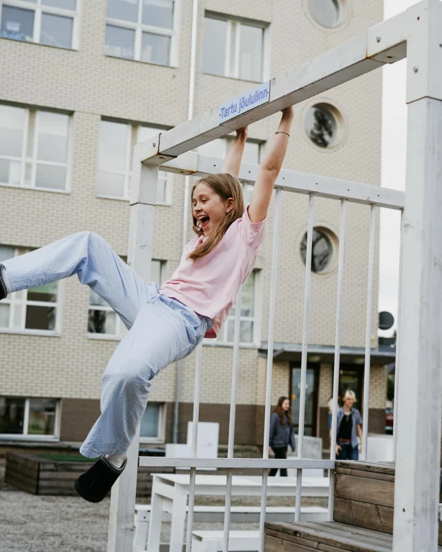 🙂‍↔️🎡 Sel nädalal aitasime Tamme kooli õueala mõnusamaks muuta! 

Kuni suvevaheaja alguseni sisustab meie Tartu sündmuste korralduskeskuse välimööbel Tamme kooli õueala. ☝🏼 Eesmärk on katsetada kooli ümbruses uut tüüpi väliruumi lahendust, et näha, kas ja kuidas koolipere selle kasutusele võtab ning kas tulevikus võiks kooli ümbrus olla just selline. 

🌺 Avamise puhul istutasid õpilased lillekastidesse ka värsked võõrasemad, et soojad kevadilmad kiiresti-kiiresti naaseks. 

Esimene emotsioon on super! Kõik on oodatud õueala viisakalt kasutama. 🙌🏼

Fotod: Eva Maria Tartu
#tartukorraldab #tarturuum #tartutammekool