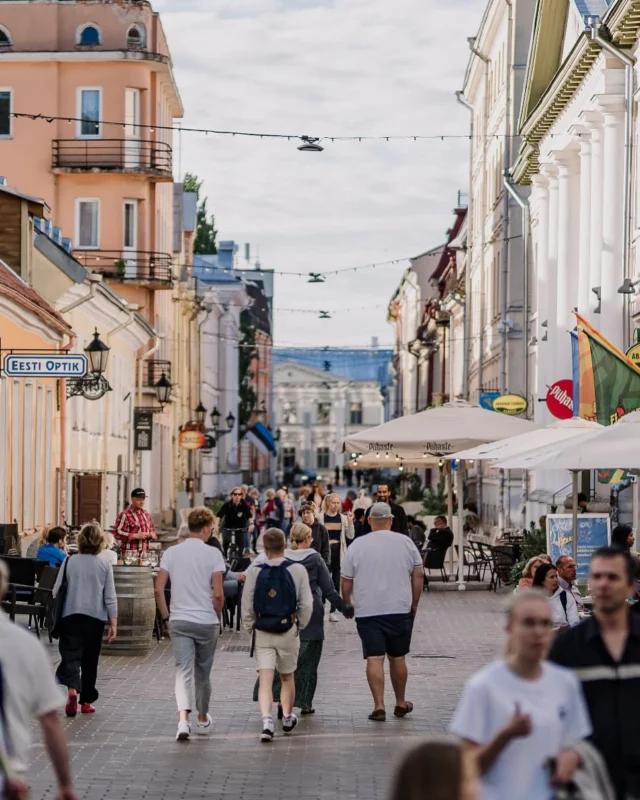 See on tõsi – Tartu vanalinn sumiseb sel suvel rohkem kui kunagi varem! 

Meil on rõõm tuua 26. juulist kuni 9. augustini tartlaste ja Tartu sõprade ette täiesti UUS vanalinna festival “Tartu sumin”. Kaheks nädalaks täidavad Tartu ajaloolised tänavad looming, muusika ja muidugi soojad kohtumised. 💭🎨🪇

🧡 Festivali süda tuksub Jaani kiriku haljasalal, kuid programm viib osalejad uitama ka kõrvaltänavatesse. Kavas on vestlusõhtud, väikekontserdid, täika, avatud hoovid, juhitud jalutuskäigud ja töötoad noortele. 

☝🏼 Festivali programmi avalikustame juunis. 

Rohkem infot: tartukorraldab.ee

📸 Mana Kaasik ja Peeter Paaver
#tartukorraldab #tartusumin #visittartu #tartusuvi #tarturuum 

//

It’s true – the old town of Tartu will buzz more than ever this summer!

We are excited to bring a brand-new old town festival, “Tartu Buzz,” to the people of Tartu and their friends from July 26th to August 9th. For two weeks, Tartu’s historic streets will be filled with creativity, music, and of course, warm encounters. 💭🎨🪇

🧡 The heart of the festival beats at the Jaani Church lawn, but program will also lead participants to wander down side streets. The schedule includes conversation evenings, small concerts, flea markets, open courtyards, guided walks, and workshops for young people. 

☝🏼 The full program will be announced in June.