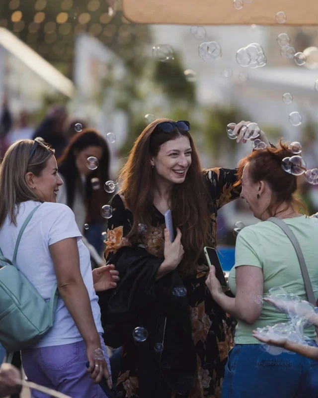 Vanalinnas elav tartlane – see kutse on sulle! 🐝

Vanalinna festivali “Tartu sumin” avapäev 26. juulil tõotab tulla eriti kutsuv ja mõnus, sest mitmed vanalinna hoovid täituvad selleks päevaks täikade, melu ja elava muusikaga. 

Teame, et vanalinnas on aga veel palju ägedaid ja seniavastamata nurgataguseid, kuhu kindlasti kiigata. 

📣 Kui sul või sinu korteriühistul on vanalinnas tore õueala, mida tahaksid ka teistele tartlastele näidata, siis kirjuta meile aadressil kaisa.tipp@gmail.com. 

Aitäh kui jagad postitust mõne vanalinna elanikuga! 

📸 Silver Gutmann
#tartukorraldab #tartusumin

//

📣  The Old Town Festival Tartu Buzz is looking for locals! If you or your apartment association have a lovely courtyard in the Old Town that you'd like to share with fellow Tartu residents, send us an email at kaisa.tipp@gmail.com.
