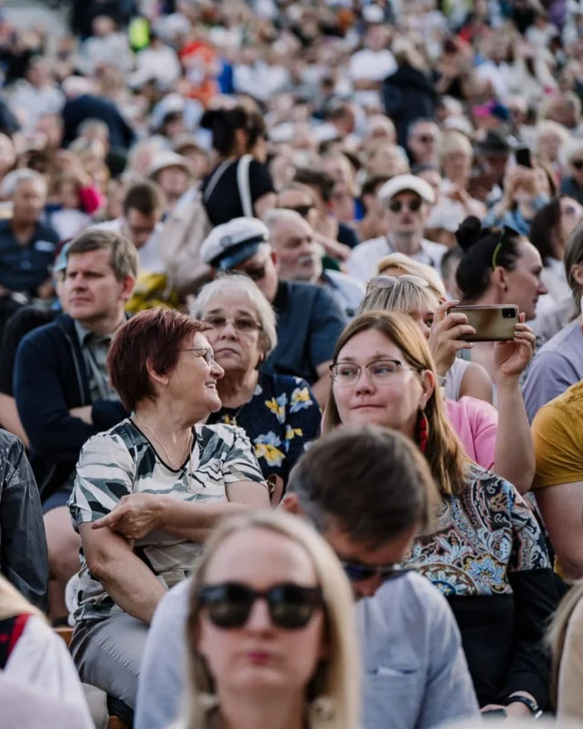 Jaanipäevalise meelespea! 

Mida tasub enne homset pidupäeva teada? 🎉 Meil on sulle meelespea, et saaksid muretult jaanipäeva nautida!

☝🏼 Võta kaasa istumisalus või tool, et saaksid mugavalt päeva ja kontserte nautida. Kui laenad istumisaluse meie infopunktist, too see sündmuselt lahkudes tagasi.
☔️ Jälgi ilmateadet ja riietu vastavalt. Vihmase ilma tõttu võib maapind olla märg ja pehme. Soovi korral võid kaasa võtta vihmavarju, kuid nähtavuse huvides soovitame kasutada vihmakeepi.
🛴 Rattaga tulles ootab Eesti Rahva Muuseumi A-sissepääsu juures rattaparkla ning täiendav ala rattaringluse rataste ja Bolti tõukerataste jaoks. Lisaks asub läheduses rattaringluse ametlik parkla. 
🚌 Ühistranspordiga tulles saab mugavalt kohale bussidega nr 7 ja 25, mis sõidavad jaanipäeval nädalavahetuse graafiku alusel.
🚗 Autoga tulles saad parkida Eesti Rahva Muuseumi A- ja B-parklates. Järgi kohapealseid juhiseid ja jäta võimalusel esiklaasile oma kontakt, et saaksime vajadusel sinuga kiiresti ühendust võtta.
👦🏼 Kui tuled sündmusele lapsega, leppige eelnevalt kokku, kuidas vajadusel üksteist leida. Soovitame kirjutada lapsele nähtavasse kohta (nt taskusse või käele) lapsevanema telefoninumbri. Mürarikkas keskkonnas soovitame lastel kasutada kõrvaklappe.
🦮 Lemmikloomaga tulles mõtle, kas loom talub rahvarohket ja mürarikast keskkonda. Lemmikloom peab olema rihma otsas ja käituma rahulikult.
🥡 Laadaalal kasutame ainult pandinõusid. Igale toidule ja joogile lisandub 1-eurone pant, mille saab tagastuspunktis tagasi sularahas.
♻️ Jäätmeid kogume liigiti. Vajadusel aitavad sind rohevabatahtlikud.
🚬 Suitsetamine (sh e-sigaretid) on lubatud vaid selleks ette nähtud alal.
💸 Tasuliste töötubade eest saab maksta infopunktis nii kaardiga kui sularahas. Kui maksad sularahas, palume võimalusel kasutada väiksemaid kupüüre. 
🔥 Prügi loopimine lõkkesse, lõkkes grillimine ja üle lõkke hüppamine on keelatud.
🏊🏼 Raadi järv ei ole avalik ujumiskoht. Ujumine järves on keelatud.
🩺 Vigastuste ja terviserikete korral pöördu meditsiinitelki, mis asub viinaköögi kõrval.
📸 Sündmust pildistatakse ja filmitakse. 

Kogu meelespea: tartukorraldab.ee
English in comments!

Foto: Mana Kaasik