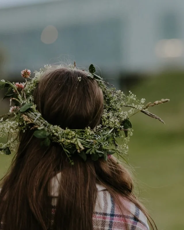 Jaanipäevale lillepärja ja sõbrapaelaga! 🌼

Lisaks üliägedale kontsertprogrammile ootavad sind 23. juunil kell 14-20 Tartu jaanipäeva jaanihõngulised töötoad. Need toimuvad Eesti Rahva Muuseumi viinaköögis – nii et ka vihmase ilma korral on seal alati mõnus ja hubane olla.

Töötubadesse pääseb elavas järjekorras ja põnevat nokitsemist jagub igas vanuses jaanipäevalistele! 

Sind ootavad:

🌾 Lillepärja meisterdamine – 5 eurot inimene
🌿 Saunaviha valmistamine – 3 eurot inimene
🧶 Käe-, pea- ja sukapaela punumine – tasuta
🧡 Ühise kaltsuvaiba tegemine – tasuta
🪇 Erinevate rahvapillidega tutvumine ja musitseerimine – tasuta
👘 Piirkondlike rahvarõivaste proovimine – tasuta

Mitmeid pärimuslikke töötube viib läbi Folklooriklubi Maatasa. Tasuliste töötubade eest saab maksta nii sulas kui kaardiga.

Näeme jaanipäeval! 

📸 Evelin Lumi
#tartukorraldab #tartujaanipäev

// 

Alongside an awesome concert program, Midsummer-themed workshops await you on June 23rd from 2–8 PM at Tartu’s Midsummer celebration. Held in the cozy distillery building of the Estonian National Museum, they’re a great spot rain or shine.

Workshops are first-come, first-served, with fun crafts for all ages!

Come and enjoy:

🌾 Flower crown making – €5 per person
🌿 Sauna whisk crafting – €3 per person
🧶 Weaving wristbands, headbands & garters – free
🧡 Weaving a communal rag rug – free
🪇 Exploring and playing traditional folk instruments – free
👘 Trying on Southern Estonian folk costumes – free

You can pay for the paid workshops with both cash and card.