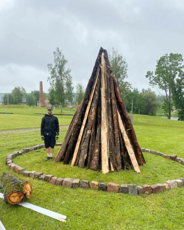 Jaanilaupäevani on jäänud 5️⃣ päeva! 

Vihmane ilm jaanipäeva ala kerkimist ei pidurda ning eilse seisuga on Tartu jaanilõke pidupäeva ootuses. 🔥

Tasub juba kirivöö välja otsida ja sõbrale meelde tuletada, et kõige lahedam jaanipäev toimub sel aastal Tartus! 

Hoia pilk peal, sest kuni sündmuseni jagame siin veel olulist infot ja põnevat infot meie jaanide kohta. 

Jaanipäeval näeme!
#tartukorraldab #tartujaanipäev 

//

Only 5️⃣ days left until Midsummer’s Eve!

Rainy weather isn’t slowing down the setup of the Midsummer area, and as of yesterday, Tartu’s Midsummer bonfire is already waiting for the big day. 🔥

Time to dig out your ‘kirivöö’ and remind your friend that the coolest Midsummer celebration this year is happening in Tartu!

Keep an eye out — we’ll be sharing important updates and exciting info about our Midsummer festivities right here.

See you on Midsummer’s Day!