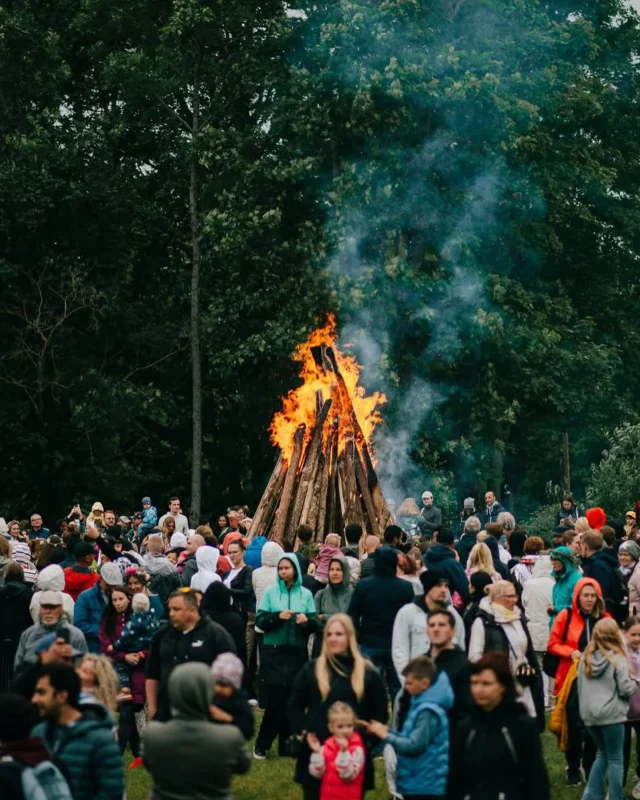 MILLINE ENERGIA! 🎉 Tartu jaanipäev tõi rahvapärimuse tartlastele ja Tartu sõpradele lähemale.

Eile tähistasime jaanilaupäeva Eesti Rahva Muuseumi välialal koos külalistega 30 eri rahvusest. Kõige kaugemad sõbrad olid tulnud lausa Uus-Meremaalt ja Filipiinidelt – kui vinge! ⚡️

Sai päikest, vihma ja tuult nagu ühele õigele jaanipäevale kohane. 
Aga ilm meid ei takistanud!

🔸 Mängisime murumänge ja viskasime saabast.
🔸 Leidsime uued köietõmbemeistrid.
🔸 Tantsisime pärimustantse ja proovisime selga Lõuna-Eesti rahvarõivaid.
🔸 Meisterdasime saunavihtasid ja lillepärgi.
🔸 Kudusime kangastelgedel 4,3 meetrit vaipa.
🔸 Süütasime jaanilõkke ühise tuleloitsuga.
🔸 Nautisime nelja mega vinget ja eriilmelist folkartisti.

Aitäh kõigile, kes leidsid tee Tartu jaanipäevale. Teiega oli imetore! 🧡

Fotod: Silver Tõnisson
#tartukorraldab #tartujaanipäev #visittartu 

//

WHAT INCREDIBLE ENERGY! 🎉 Tartu’s Midsummer celebration brought folk traditions closer to locals and friends of Tartu alike.

Yesterday, we celebrated Midsummer’s Eve at the outdoor grounds of the Estonian National Museum – joined by guests from 30 different nationalities. Our most faraway friends had travelled all the way from New Zealand and the Philippines – how amazing is that? ⚡️

There was sunshine, rain, and wind – just like a proper Estonian Midsummer should have. But the weather didn’t stop us! 

We:
🔸 played traditional lawn games and boot throwing
🔸 crowned new tug-of-war champions
🔸 danced folk dances and tried on South Estonian folk costumes
🔸 crafted sauna whisks and flower crowns
🔸 wove 4.3 metres of cloth on a loom
🔸 lit the bonfire with a collective fire incantation
🔸 enjoyed four fantastic and diverse folk music performances

Huge thanks to everyone who joined us at Tartu’s Midsummer celebration. You made it truly special! 🧡

Photos: Silver Tõnisson