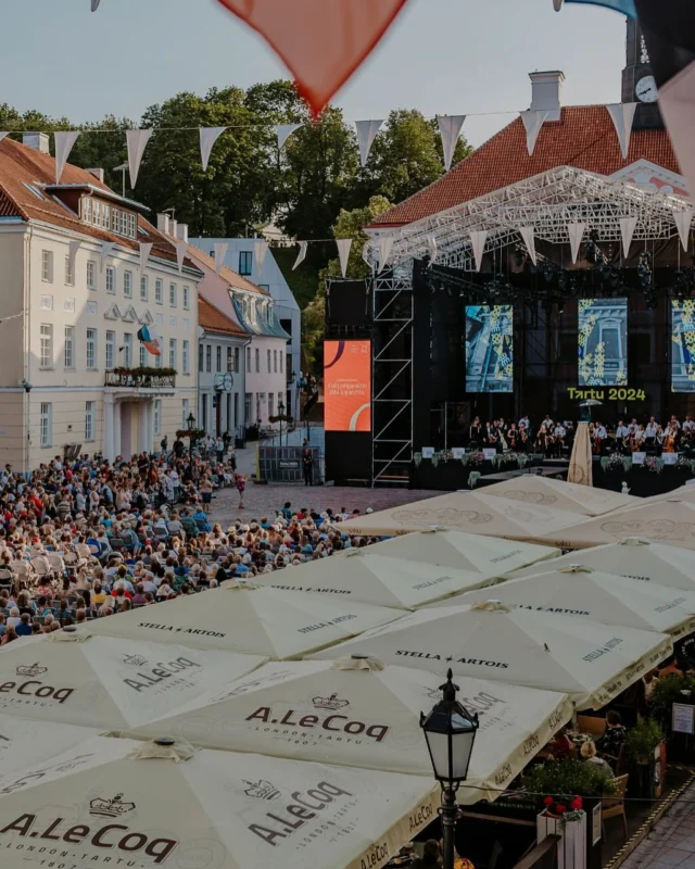 Mis päev on 29.06? Iga tartlane teab, et TARTU LINNA PÄEV! 🎉

Enam pole pikka juttu, sest juba sel pühapäeval tähistame Tartut selle parimas mahlas kogu päeva. 

Tulemas on nii uut kui traditsioonilist, ent kindel on see, et üritusi jagub kõigile! Põhiprogrammist leiad: 

➤ 9-10.30 / Linnaklaver Tartu avaturu juures
➤ 10-11.30 / Hommikukohv koos linnapeaga, esineb Jaan Pehk (Teatrikohvik Aplaus 1870 terrass)
➤ 11-12 / Lastepidu koos Limpaga (Küüni tn)
➤ 11-12.30 / Linnaklaver Raatuse tänava pikendusel
➤ 12-18 / Tartu loometänav (Küüni tn)
➤ 13-14.30 / Linnaklaver Pirogovi pargis
➤ 14-14.20 / Tartu Linnamuuseum koos Tartu linnavalitsuse ning Siuru kultuurikeskusega panevad aluse ajakapsli traditsioonile (Küüni tn)
➤ 15-19 / Linnaklaver Küüni tänaval
➤ 15.30-16 / Kohtumine EiKiga (Küüni tn)
➤ 16-17.15 / Tartu Rattaliiklejate Seltsi rattatuur (algus ja lõpp Tartu akna juures raekoja platsil)
➤ 17-17.40 / EiK ja Maris Pihlap (Küüni tn)
➤ 19-20.15 / Tartu linna päeva galakontsert “Kirjanduslinna kõla” (Raekoja plats)
➤ 20.15-21.15 / DJ puldis valib muusikat Maris Pihlap (Raekoja plats)

Leia lemmikud ja tähista koos Tartuga! 🥳

📸 Evelin Lumi
#tartukorraldab #tartulinnapäev #visittartu 

//

What day is June 29th? Every Tartu local knows — it’s TARTU CITY DAY! 🎉

No more long talk, because this Sunday we’re celebrating Tartu in all its juicy glory all day long.
There’ll be both new and traditional events, but one thing’s for sure – there’s something for everyone!

More info in the bio!