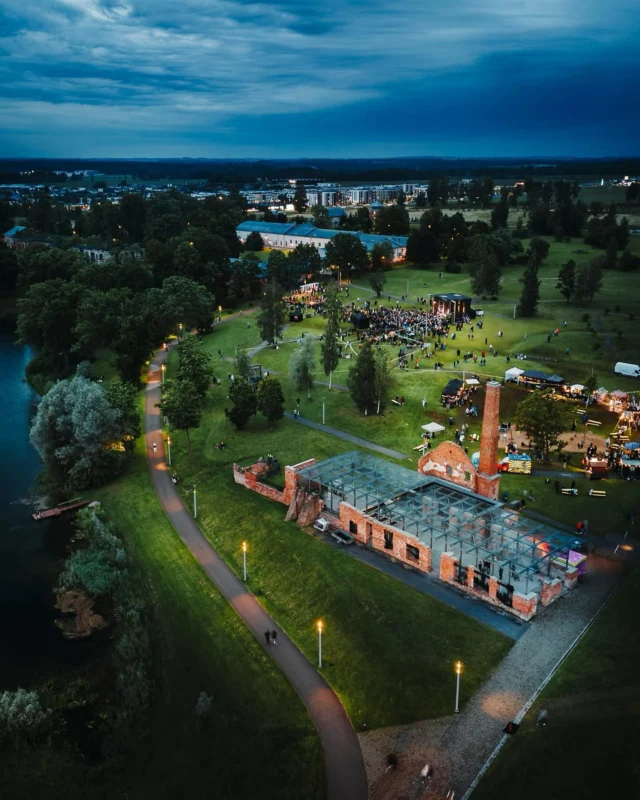 Tartu jaanipäev sündis paljude inimeste ja ettevõtete koostöös. Suur suur aitäh – tänu teie abile sai rahvakultuur särada!

🪄 Ala tegi dekoratsioonidega hubaseks @bt_style ja oma erilist atmosfääri pakkus @eestirahvamuuseum. 
🪄 Jaanilõkkeks tõi materjali Puiduplats OÜ. 
🪄 Olmeteemadega aitasid Ramirent ja Kemmerling.
🪄 Programmi pakkusid @folklooriklubimaatasa, Tartu tantsuklubi, mängujuht @reginaeverttammistu, @saunamaa, Lisanthus OÜ, Veinika Västrik, Eliis Simson, @ponizimba, @andremaaker ja @reginamandness, @tinturamusic, @curlystringsmusic ja @meisterjaan & Normaalsete Inimeste Klubi. Päeva juhtis särav @kethiuibomagi.
🪄 Vinge lava, valguse ja heli lõid @ucrent.ee, @nordener_ ja @audiosky.
🪄 Sündmust turvas @kodukaitse.
🪄 Õla pani alla ja auhindadega toetas A. Le Coq @elusonmaitset.
🪄 Suurt abi pakkusid rohe- ja infovabatahtlikud ning parkimishaldjad.

Ja ülim tänu meie kaaskorraldajale – @rahvakultuurikeskus! Sündmus oli osa Eesti Rahvakultuuri Keskus tegevustest Euroopa Sotsiaalfondi ja Kultuuriministeeriumi (ESF-KUM) programmist “Lõimumist edendavate kogukondlike tegevuste toetamine”. 

📸 Peeter Paaver
#tartukorraldab #tartujaanipäev #visittartu